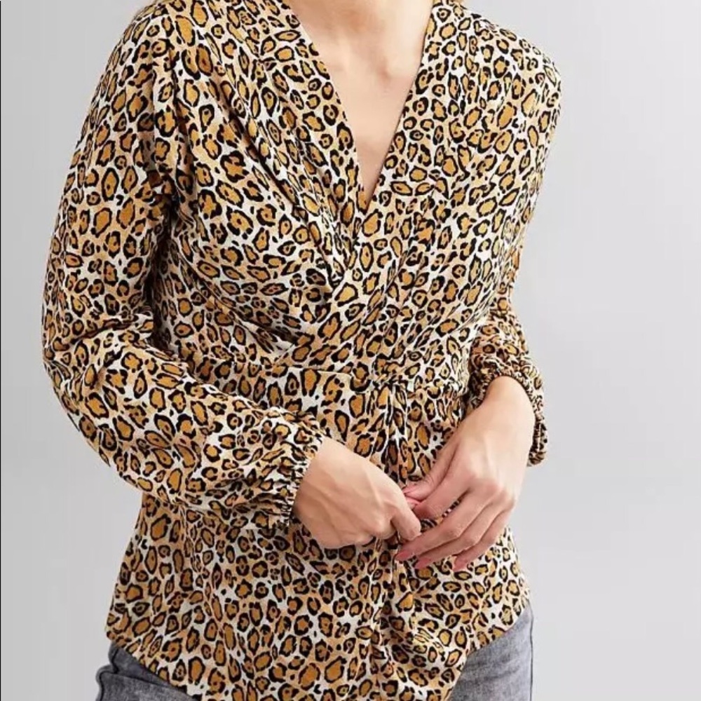 Buckle Black Surplice Cheetah Top Y27
